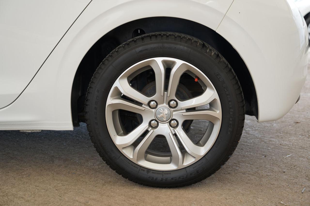 PEUGEOT 208 - immagine 10